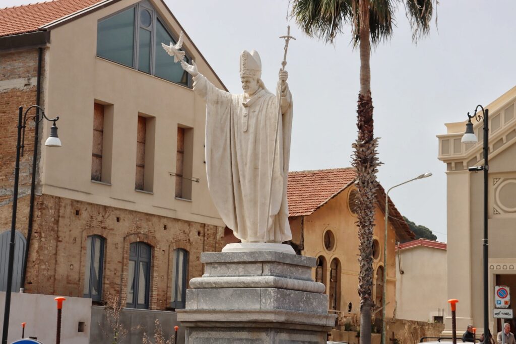 Protesta cittadini Villa San Giovanni per statua del Papa