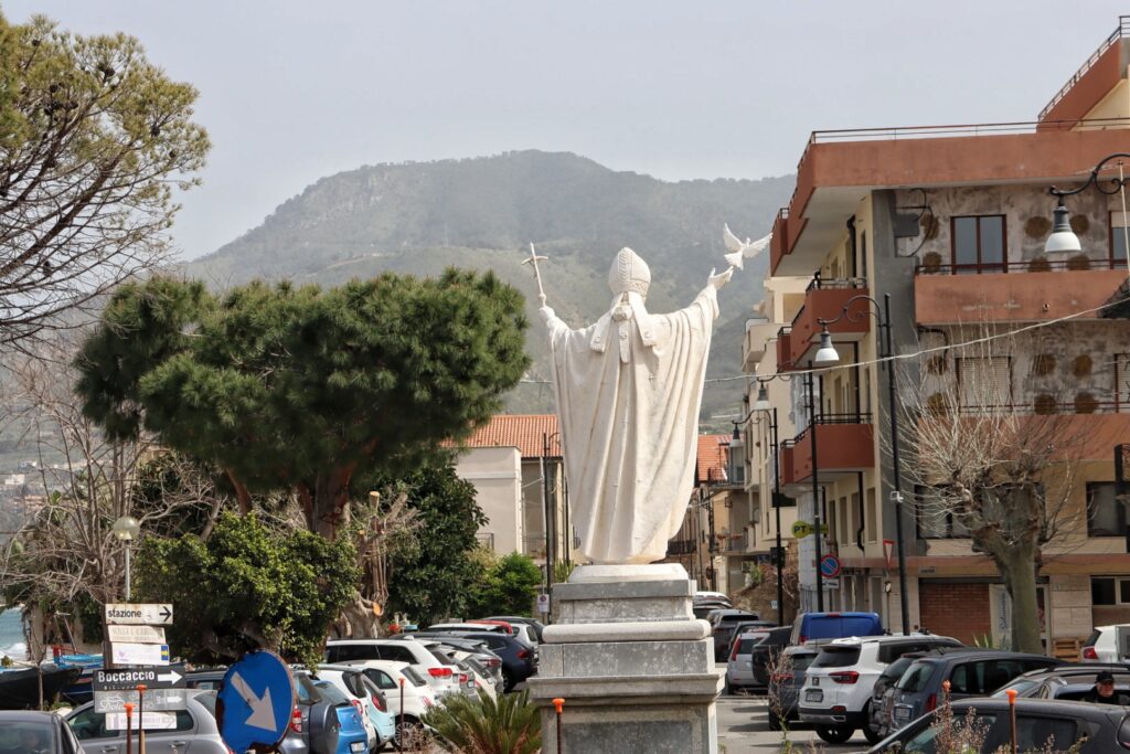 Protesta cittadini Villa San Giovanni per statua del Papa