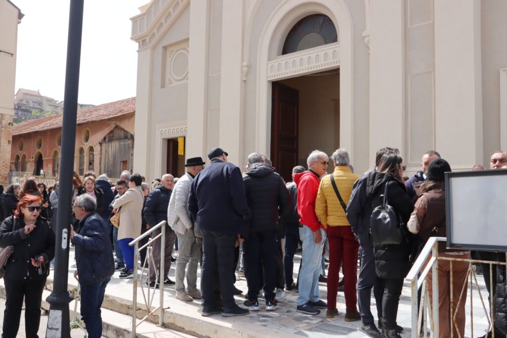 Protesta cittadini Villa San Giovanni per statua del Papa