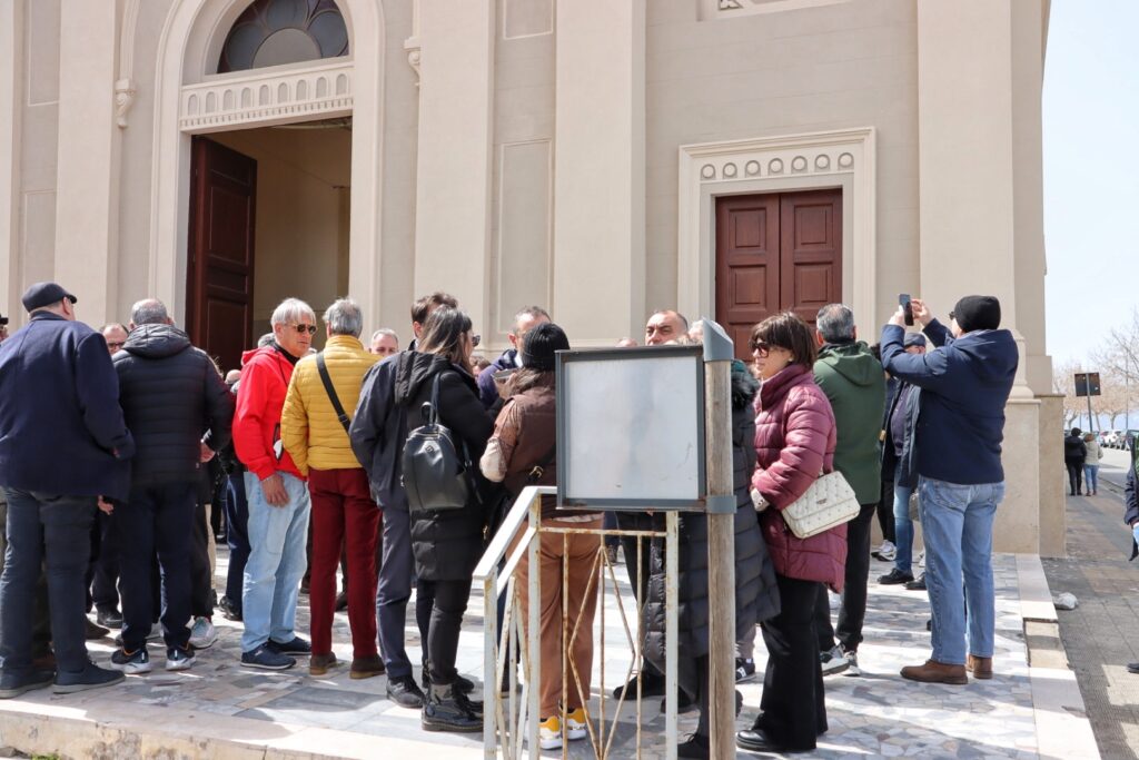 Protesta cittadini Villa San Giovanni per statua del Papa