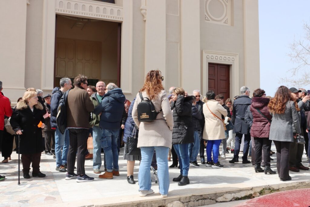 Protesta cittadini Villa San Giovanni per statua del Papa
