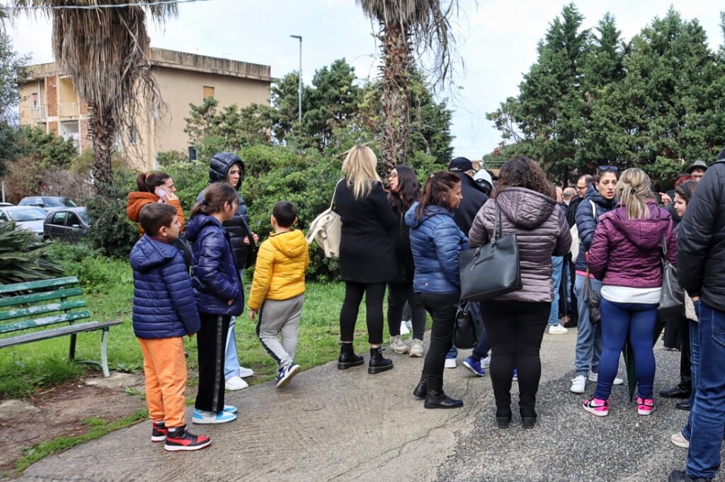 Protesta genitori scuola media pezzo cannitello