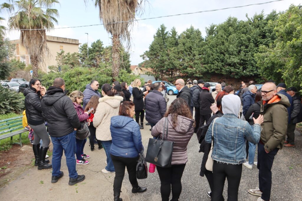 Protesta genitori scuola media pezzo cannitello