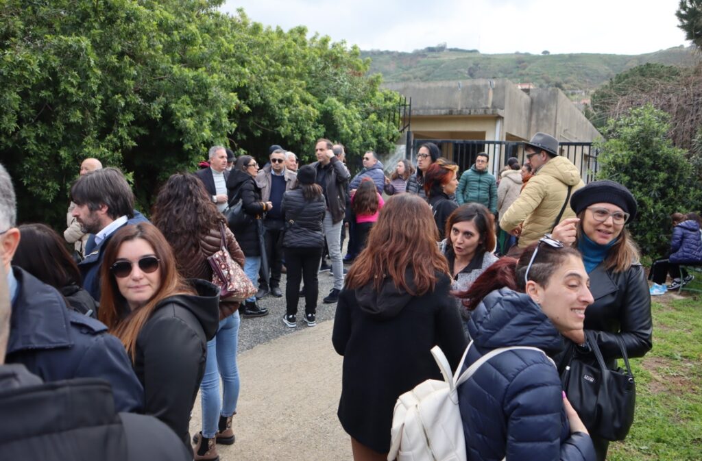 Protesta genitori scuola media pezzo cannitello