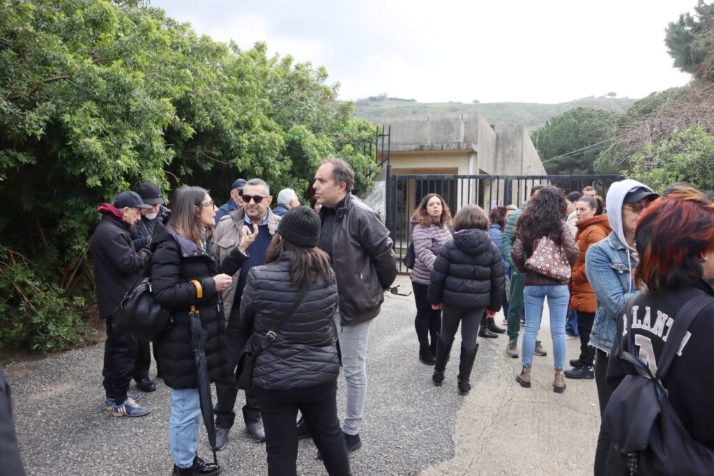 Protesta genitori scuola media pezzo cannitello