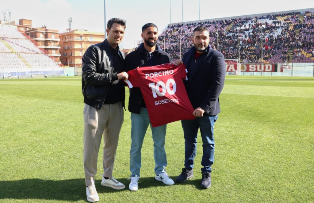 Reggina-Akragas Porcino premiato con maglia speciale