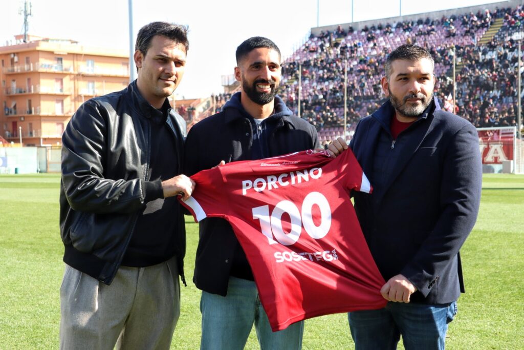 Reggina-Akragas Porcino premiato con maglia speciale