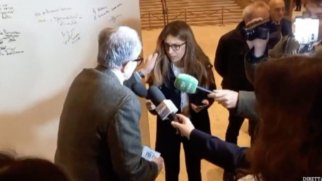 Romano Prodi tira capelli giornalista Orefice