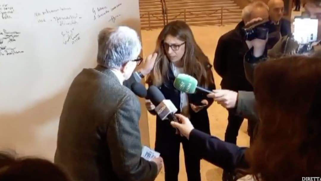 Romano Prodi tira capelli giornalista Orefice