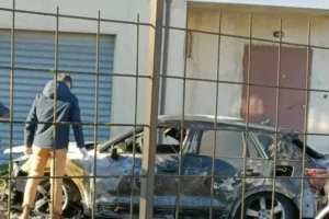 auto in fiamme