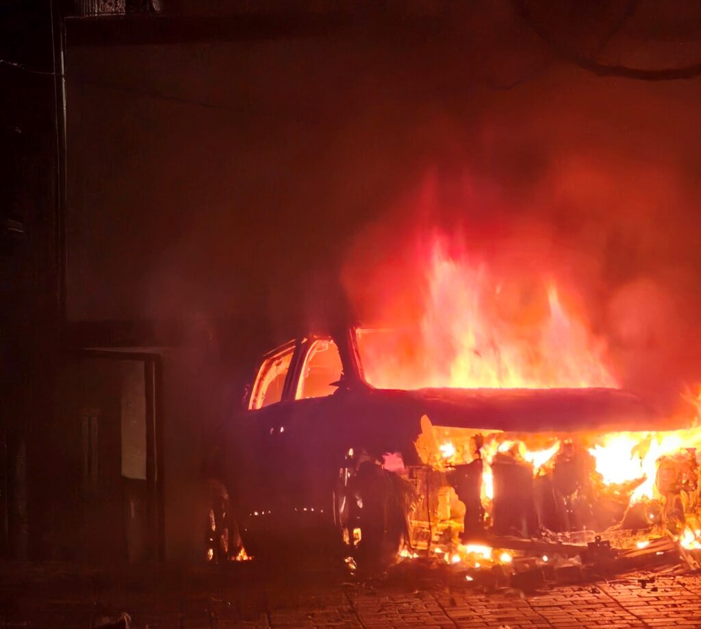 auto in fiamme Don Vincenzo Attisano