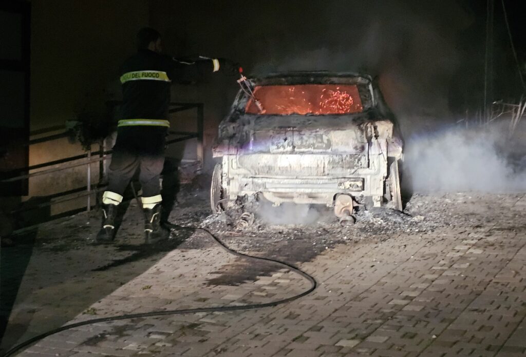 auto in fiamme Don Vincenzo Attisano
