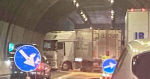 camion incastrato galleria a2 salerno reggio calabria