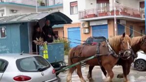 coppia viaggia con i cavalli a sciacca
