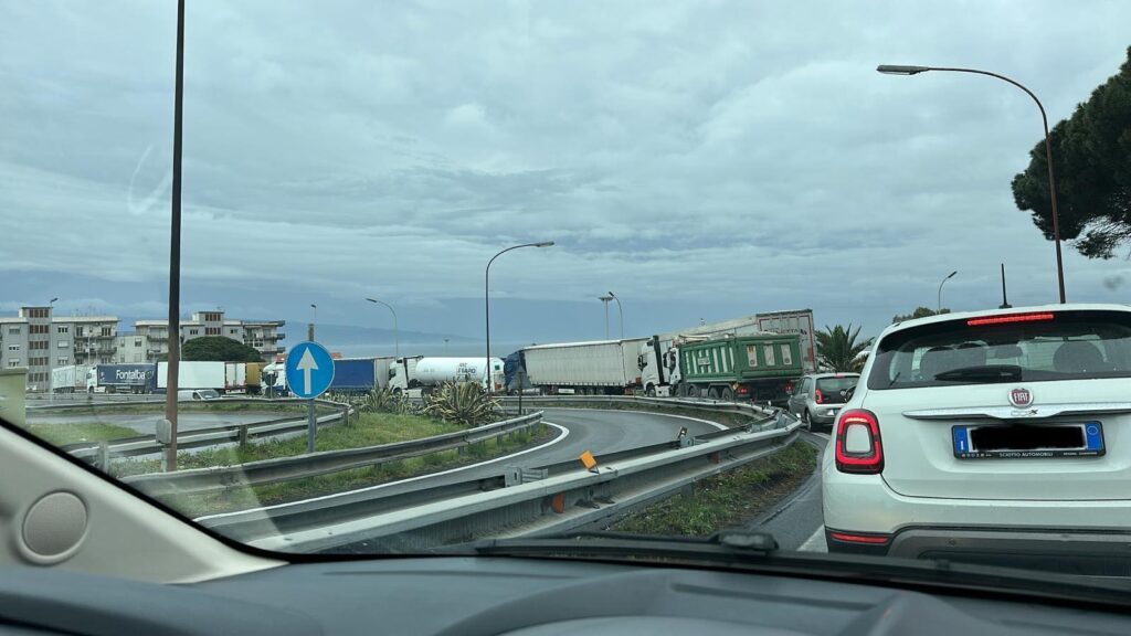 fila per i traghetti per Villa San Giovanni