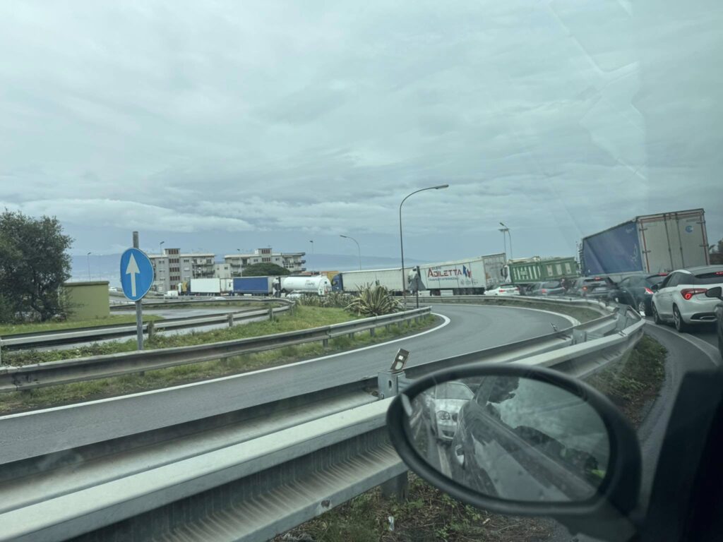 fila per i traghetti per Villa San Giovanni
