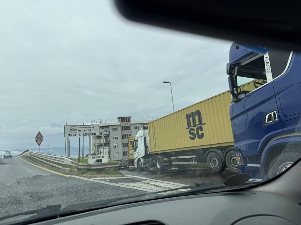 fila per i traghetti per Villa San Giovanni