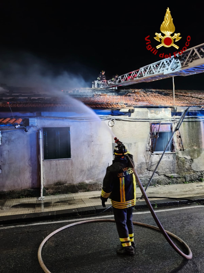 incendio rione taormina vigili del fuoco notte