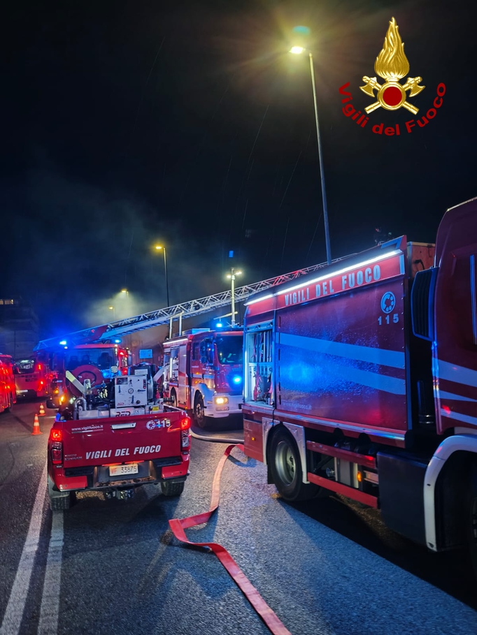 incendio rione taormina vigili del fuoco notte