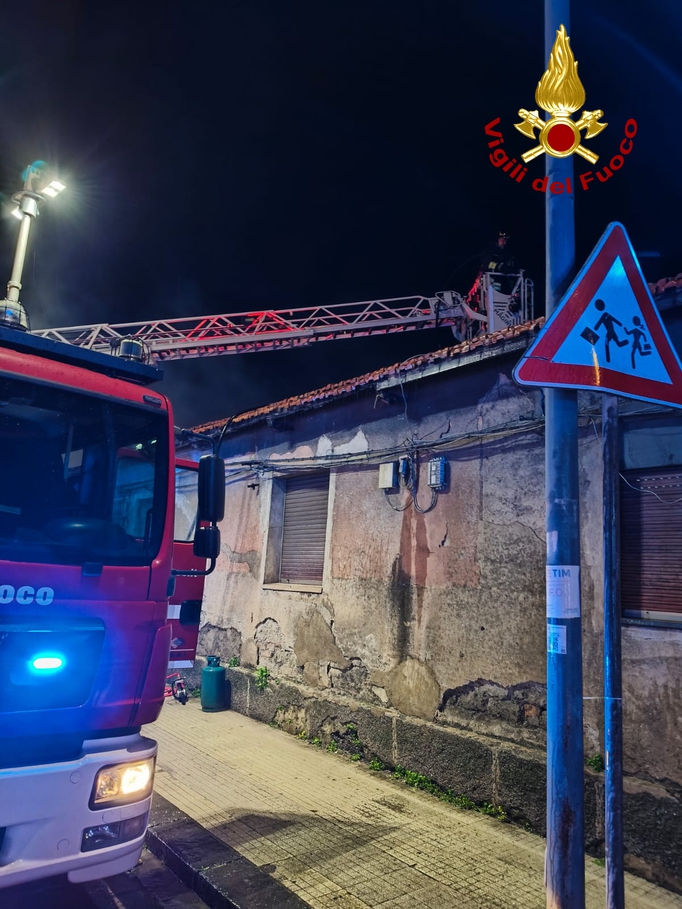 incendio rione taormina vigili del fuoco notte