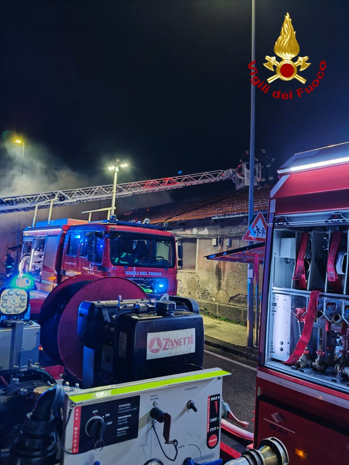 incendio rione taormina vigili del fuoco notte