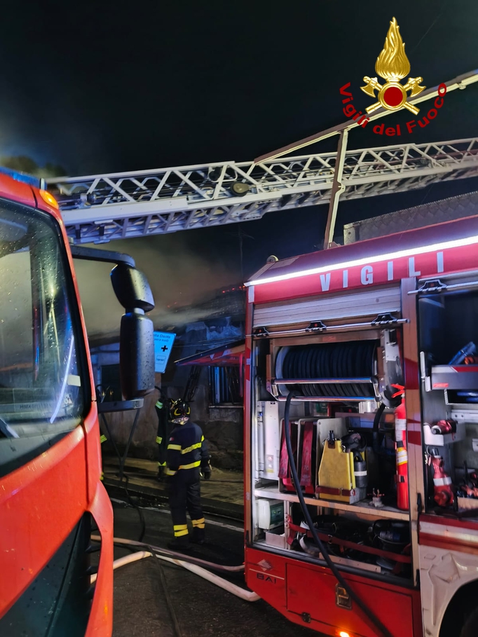 incendio rione taormina vigili del fuoco notte