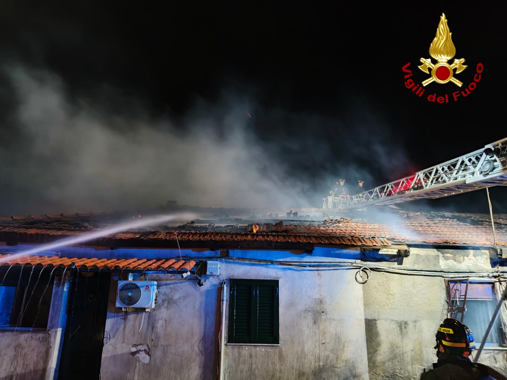incendio rione taormina vigili del fuoco notte