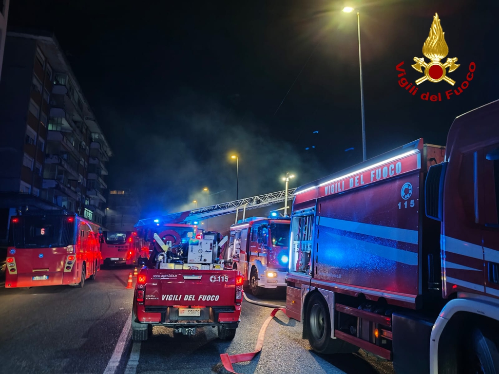 incendio rione taormina vigili del fuoco notte
