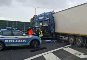 incidente polizia stradale coinvolta camion