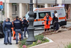 polizia ambulanza piazza indipendenza pazzo