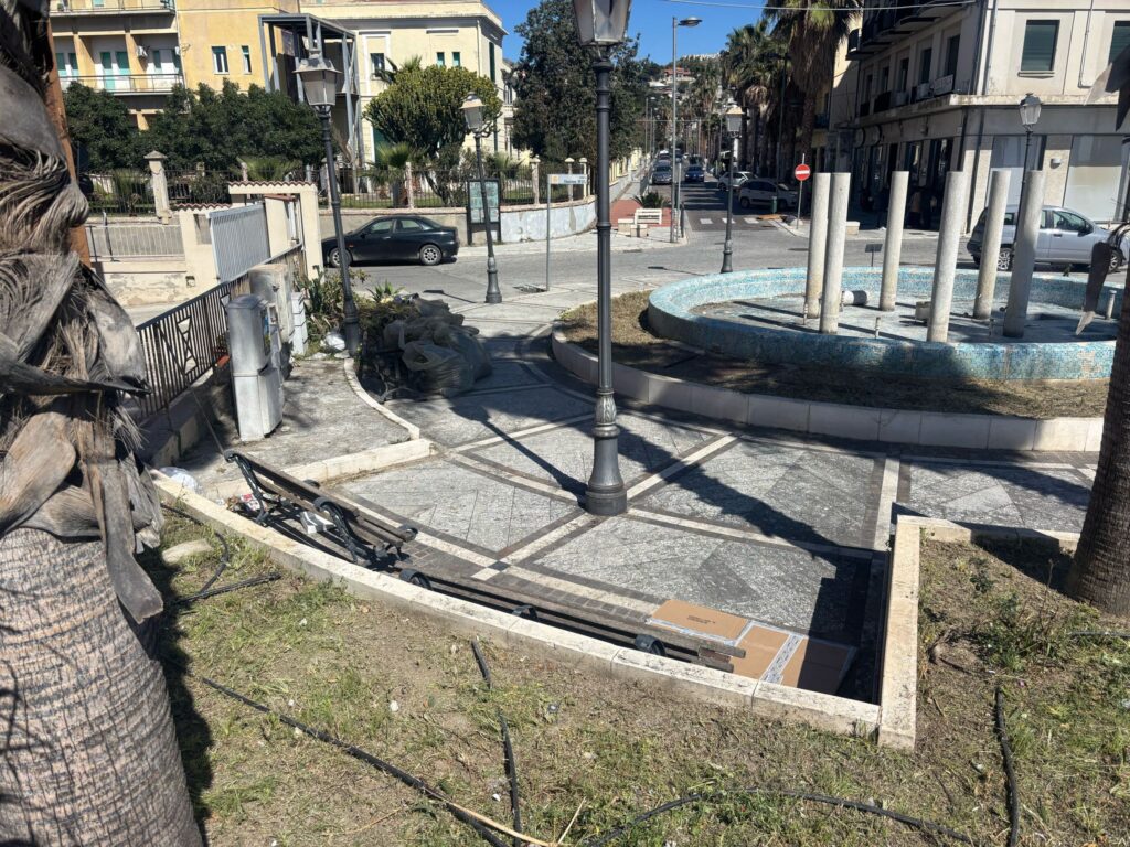 pulizia della Piazza della Stazione di Melito di Porto Salvo