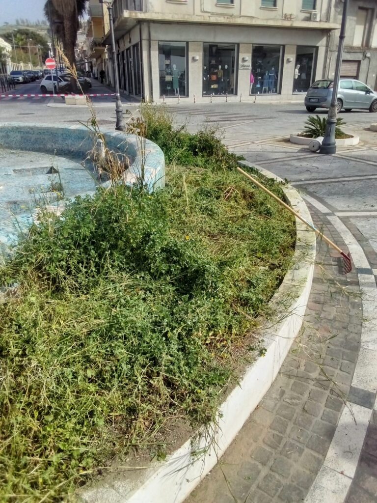 pulizia della Piazza della Stazione di Melito di Porto Salvo