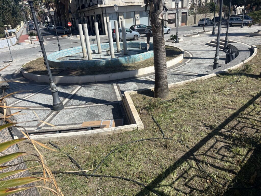 pulizia della Piazza della Stazione di Melito di Porto Salvo