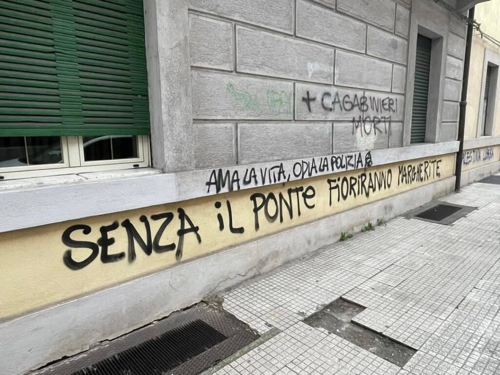 scritte no ponte corteo