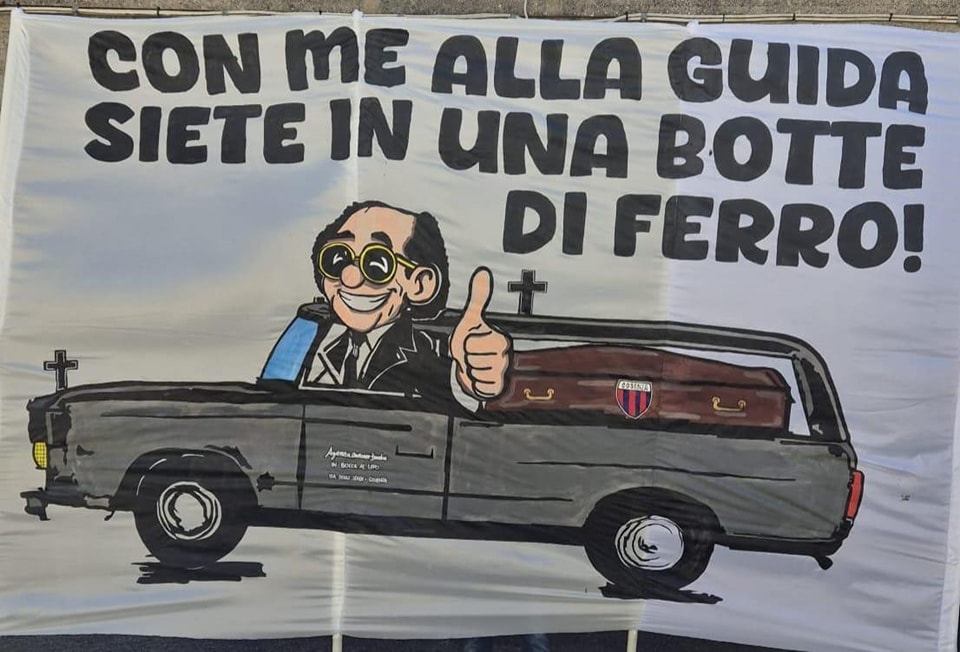 striscioni cosenza sfottò