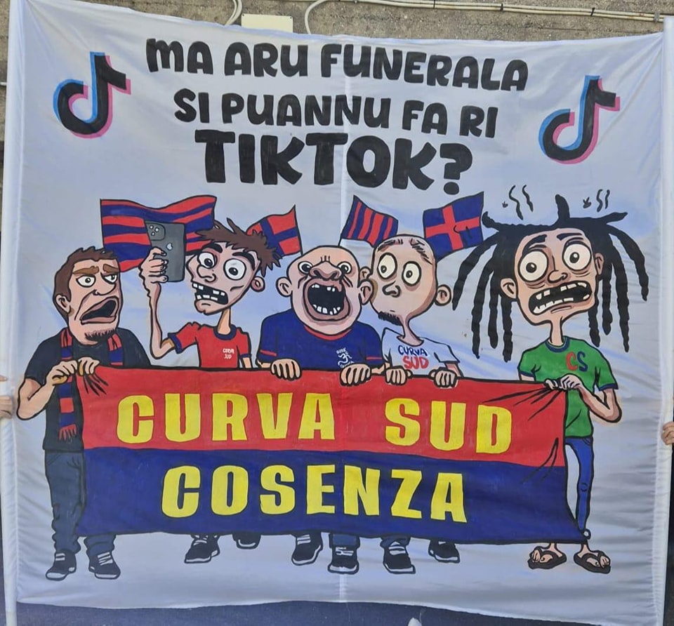 striscioni cosenza sfottò