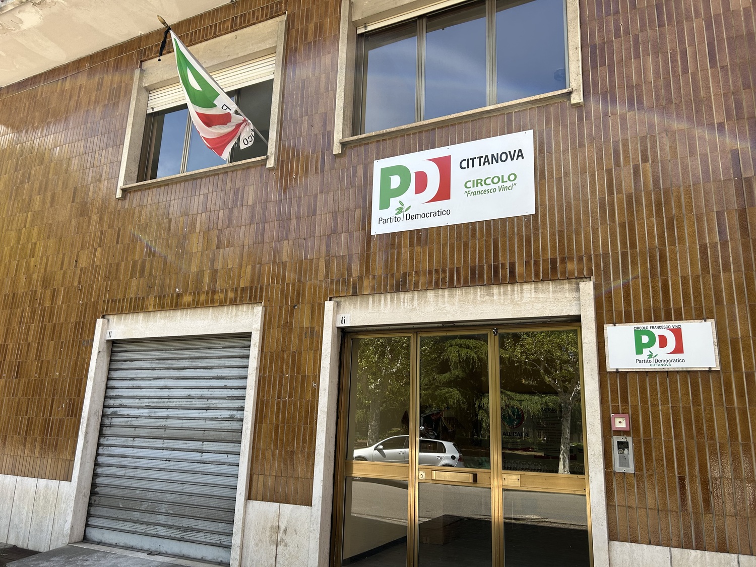 Bandiera lutto morte Papa Francecsco Circolo PD Cittanova