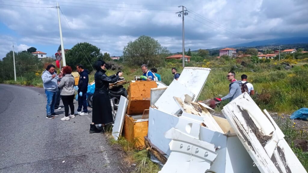 Belpasso (CT) rimossi rifiuti plastic free