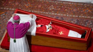 Chiusura bara Papa Francesco (1)