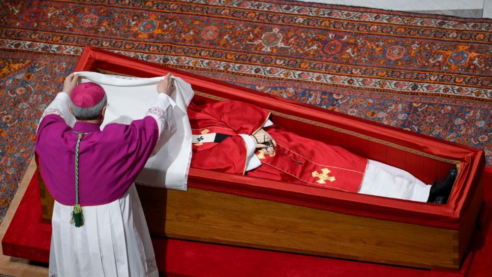 Chiusura bara Papa Francesco (1)