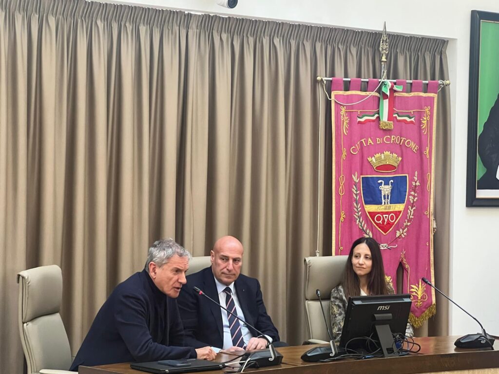 Conferenza per annuncio inaugurazione porto vecchio crotone con agostinelli e sindaco voce