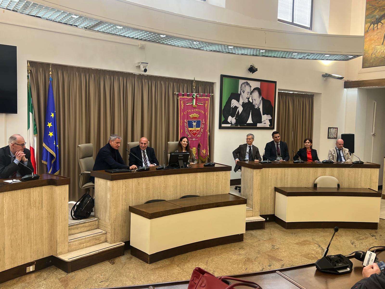 Conferenza per annuncio inaugurazione porto vecchio crotone con agostinelli e sindaco voce