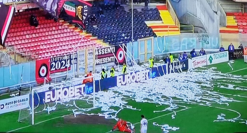 Foggia-Messina lancio di carta in campo