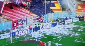 Foggia-Messina lancio di carta in campo