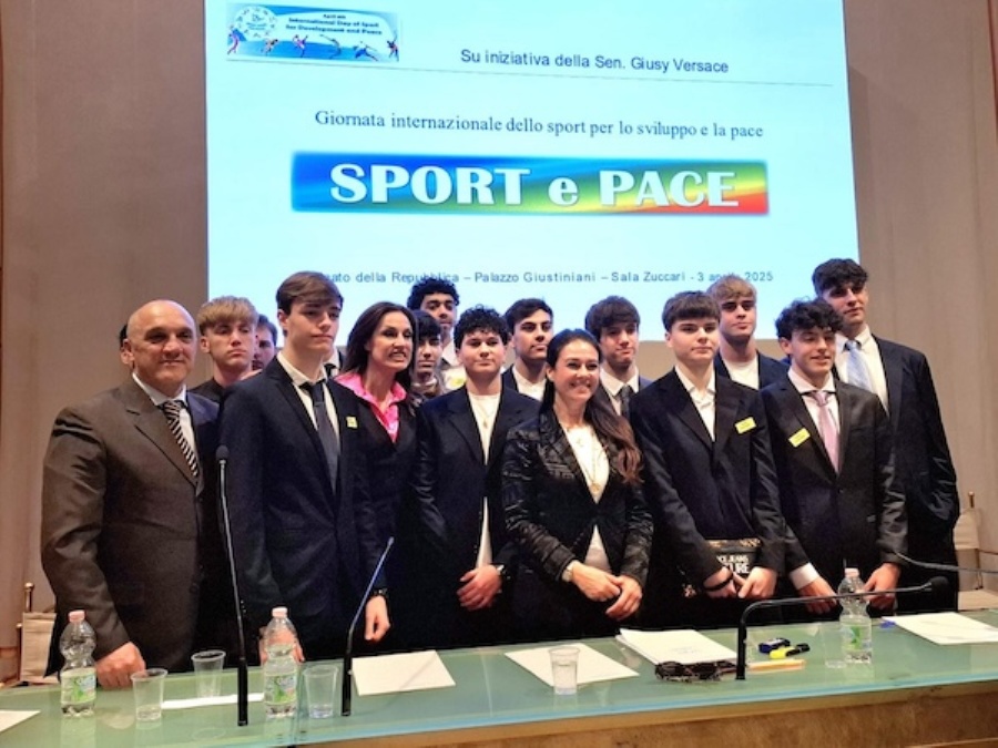 Giusy Versace posa assieme a Luca Massaccesi e gli studenti dell'Itis Galileo Galilei di Roma