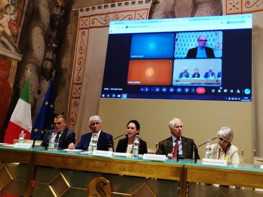 Il tavolo del primo panel di relatori si riconoscono da sinistra Marco Tardelli, Andrea Abodi, Giusy Versace, Giovanni Malagò, Novella Calligaris e in collegamento Gianni Merlo.