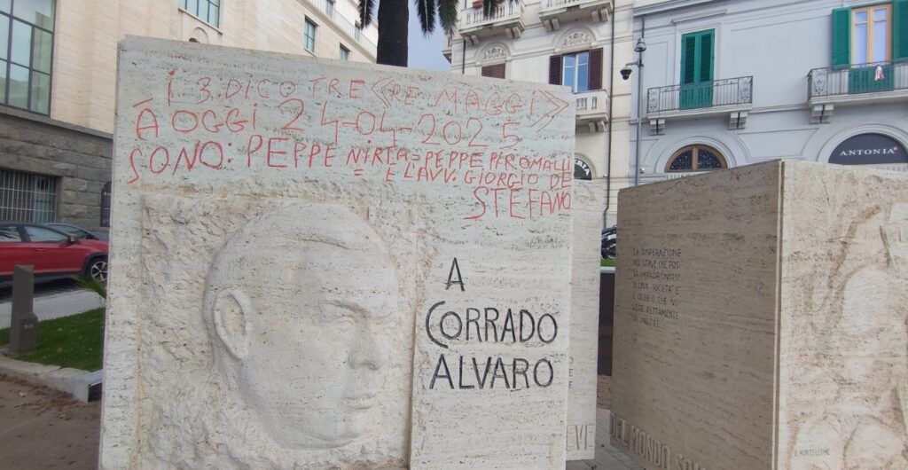 Monumento Corrado Alvaro vicino piazza indipendenza con scritte