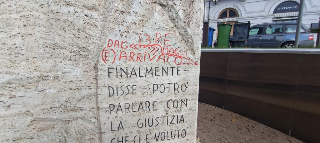 Monumento Corrado Alvaro vicino piazza indipendenza con scritte