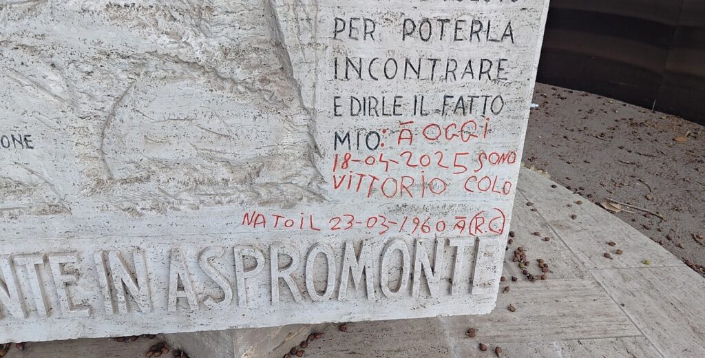 Monumento Corrado Alvaro vicino piazza indipendenza con scritte