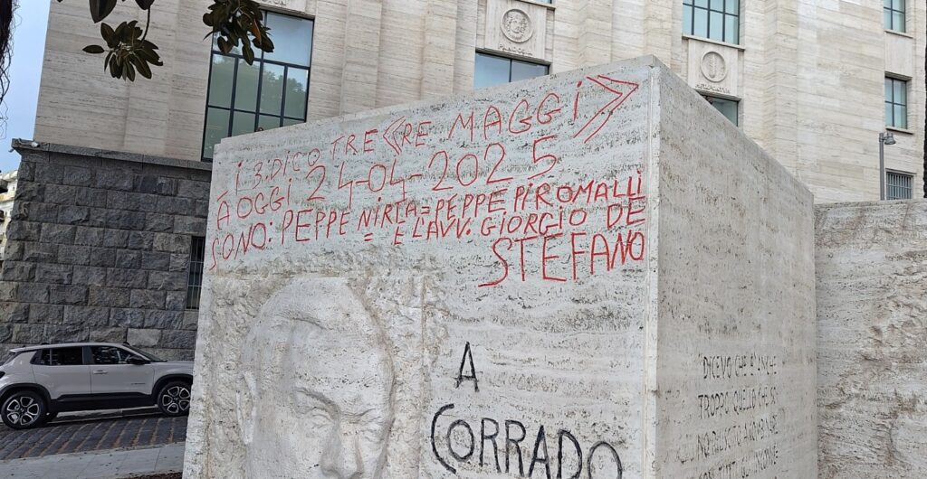 Monumento Corrado Alvaro vicino piazza indipendenza con scritte